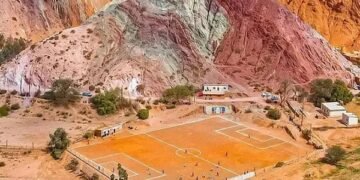 Fútbol entre los colores de Purmamarca: la cancha que Infantino mostró como símbolo de pasión