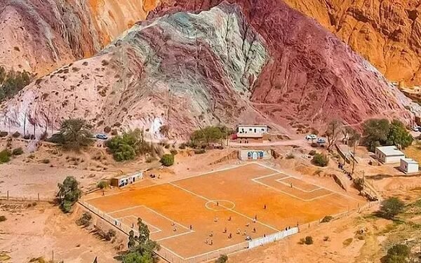 Fútbol entre los colores de Purmamarca: la cancha que Infantino mostró como símbolo de pasión