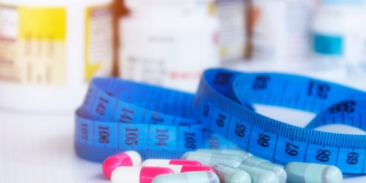 Medicamentos para perder peso podrían influir en la reducción del consumo de alcohol, afirman especialistas