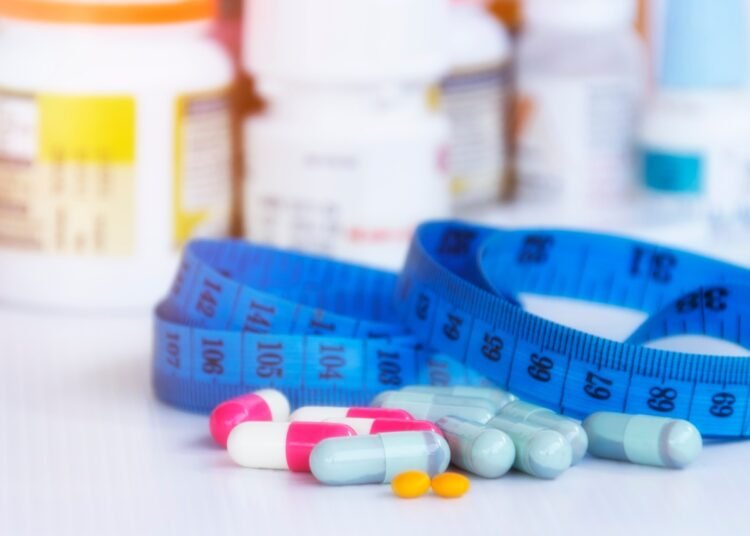 Medicamentos para perder peso podrían influir en la reducción del consumo de alcohol, afirman especialistas