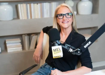 Mel Robbins, especialista en desarrollo personal, advierte: “No todo el mundo está destinado a ser tu amigo”