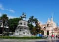 La plaza que alberga los palacios más impresionantes del país y narra las historias de cinco aristócratas porteñas
