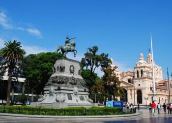 La plaza que alberga los palacios más impresionantes del país y narra las historias de cinco aristócratas porteñas