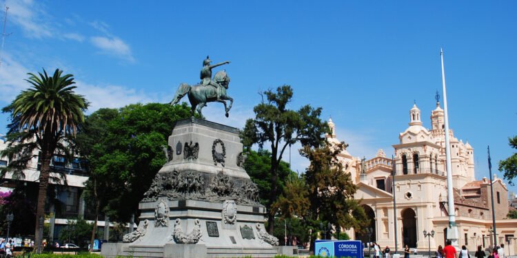 La plaza que alberga los palacios más impresionantes del país y narra las historias de cinco aristócratas porteñas