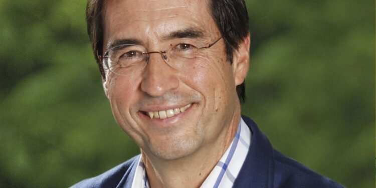 Mario Alonso Puig, médico y experto en emociones: “Aguantarse, enferma; reír y llorar es lo que más cura”