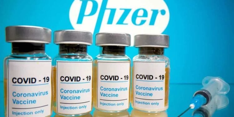 Llegan al país vacunas de Covid de Pfizer por casi 100 millones de dólares, aunque evalúan alternativas