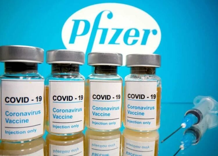 Llegan al país vacunas de Covid de Pfizer por casi 100 millones de dólares, aunque evalúan alternativas