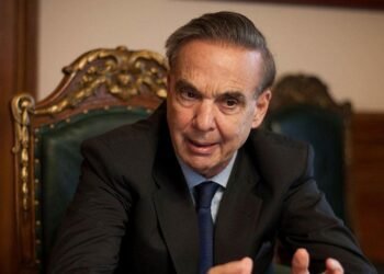 Pichetto critica a Milei y señala a Karina como la líder en la gestión