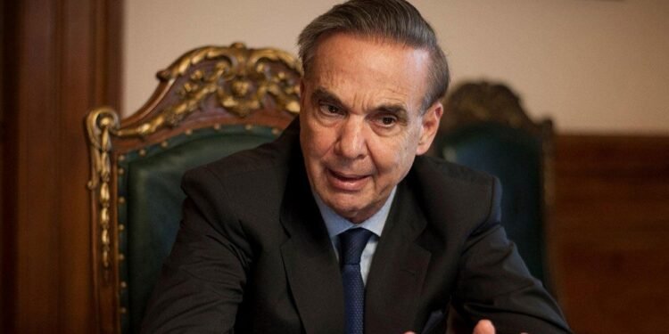 Pichetto critica a Milei y señala a Karina como la líder en la gestión