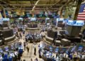 Mercados: acciones argentinas al alza y descenso del riesgo país pese a la caída en Wall Street