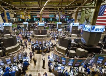 Mercados: acciones argentinas al alza y descenso del riesgo país pese a la caída en Wall Street