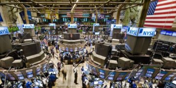 Mercados: acciones argentinas al alza y descenso del riesgo país pese a la caída en Wall Street