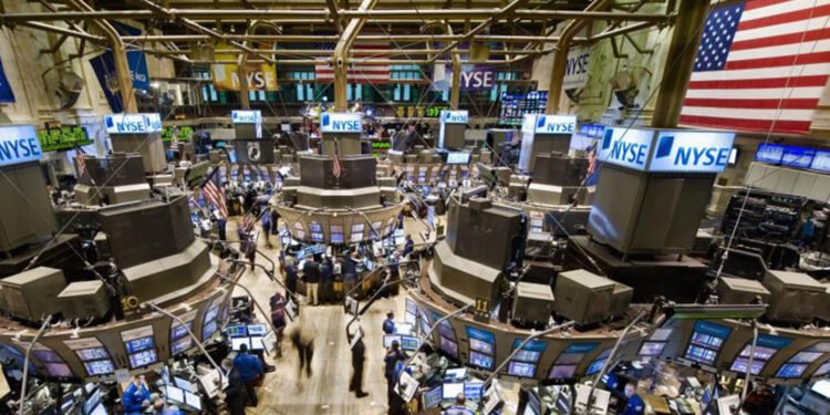 Mercados: acciones argentinas al alza y descenso del riesgo país pese a la caída en Wall Street