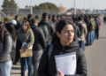 Seis horas de espera y el CV en mano: una feria laboral que desbordó Ezeiza
