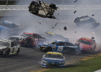 Accidente múltiple en NASCAR: un vehículo se volcó en Talladega