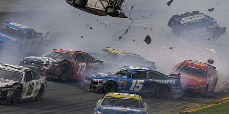 Accidente múltiple en NASCAR: un vehículo se volcó en Talladega